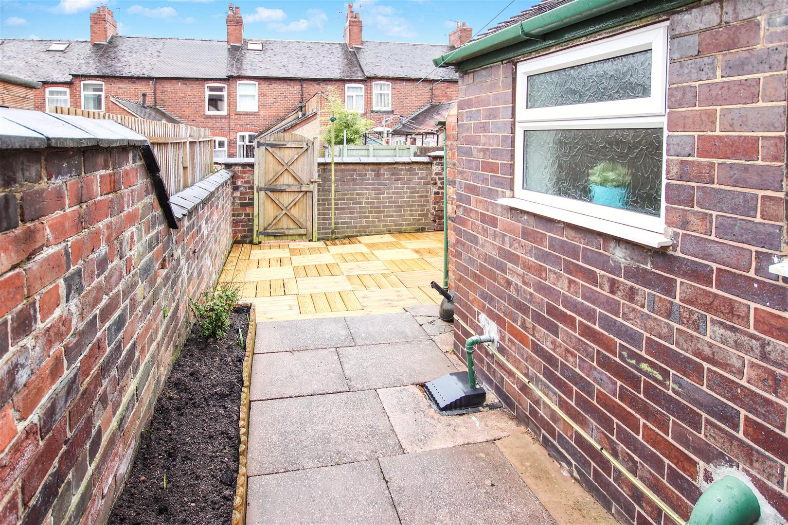 ENCLOSED REAR YARD